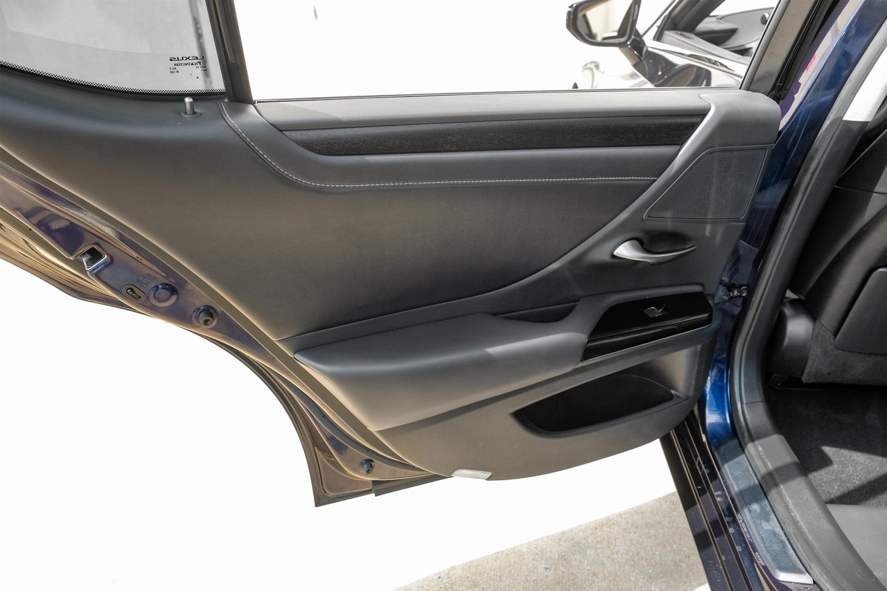 Lexus ES Vehicle Main Gallery Image 42