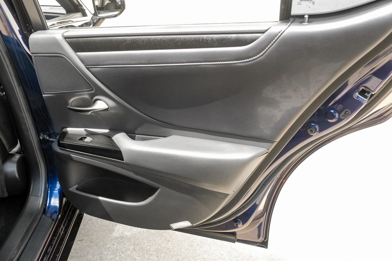 Lexus ES Vehicle Main Gallery Image 43
