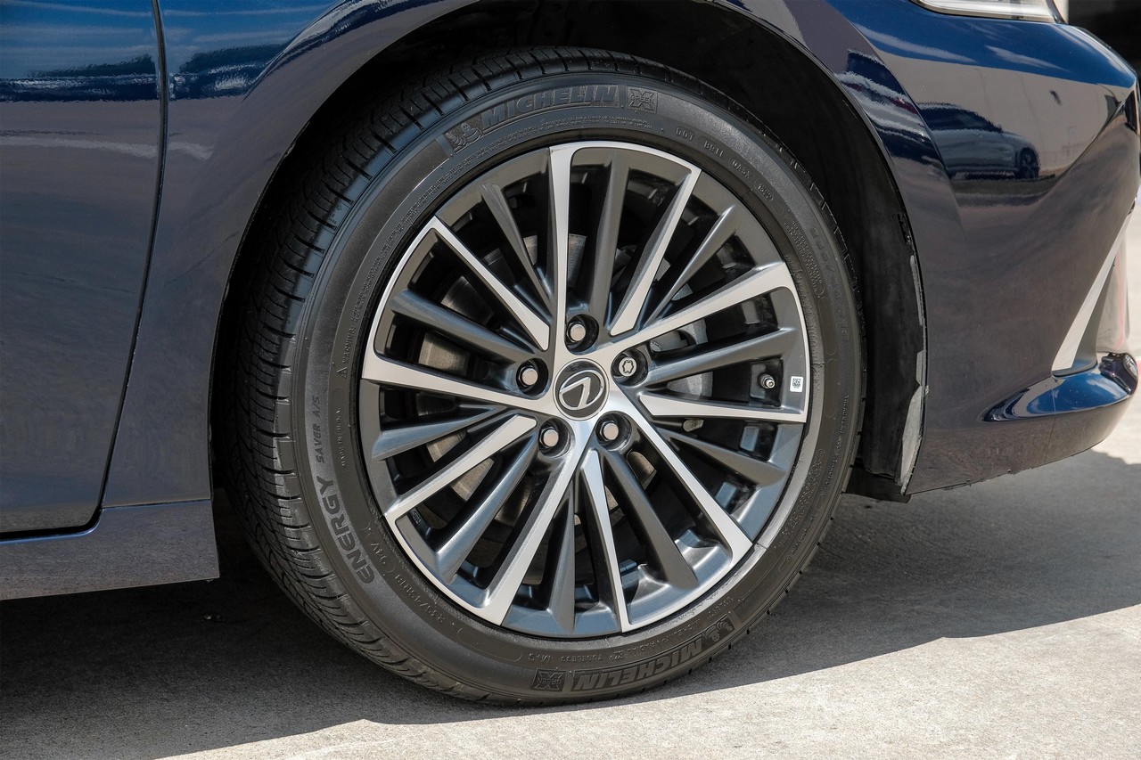 Lexus ES Vehicle Main Gallery Image 49