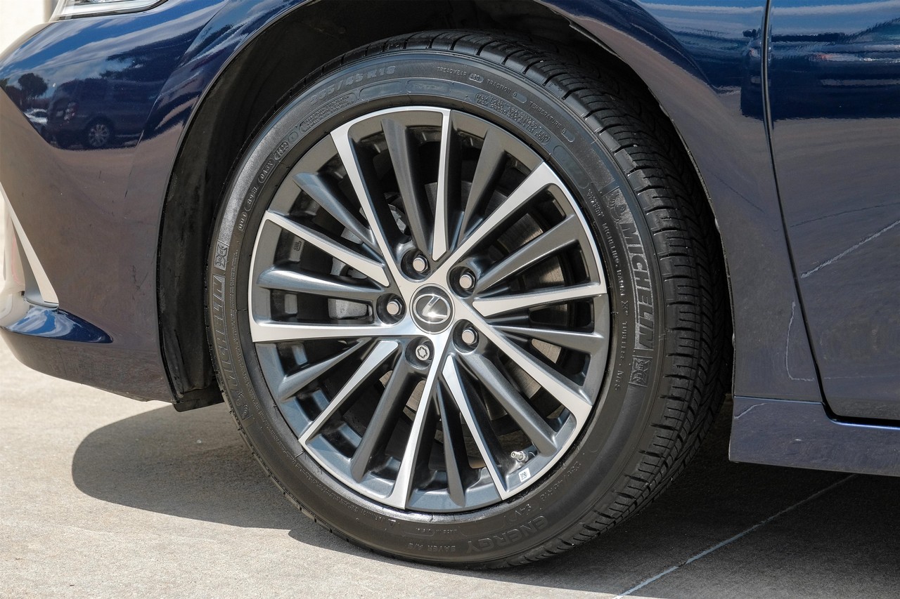 Lexus ES Vehicle Main Gallery Image 50