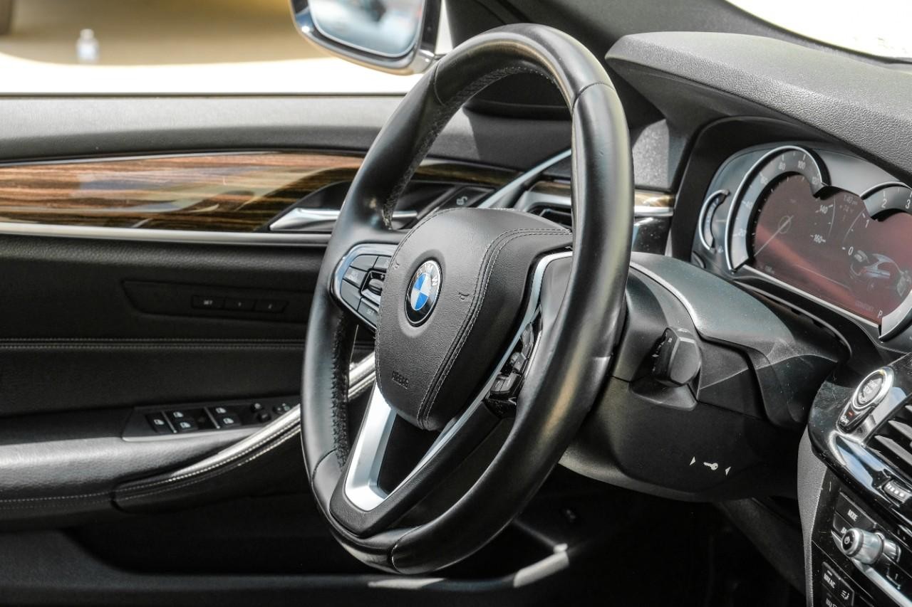 BMW 530i Vehicle Main Gallery Image 12