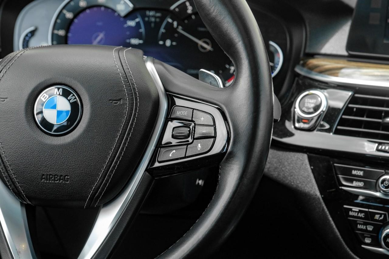 BMW 530i Vehicle Main Gallery Image 16