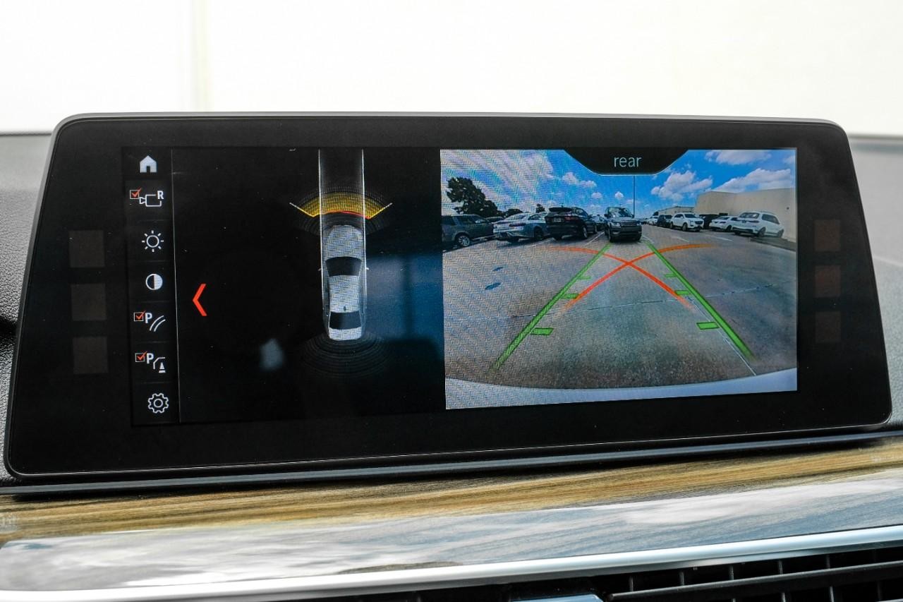 BMW 530i Vehicle Main Gallery Image 21