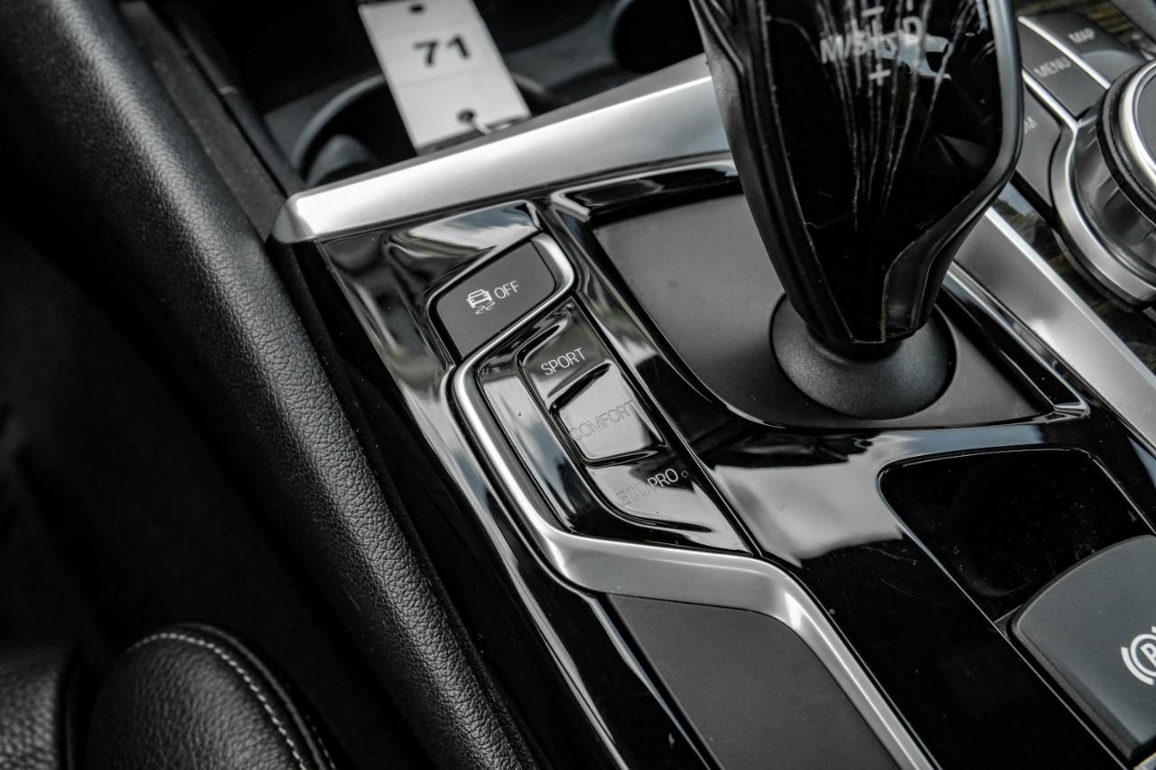 BMW 530i Vehicle Main Gallery Image 24