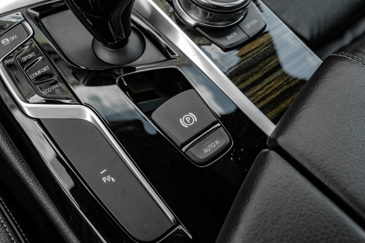 BMW 530i Vehicle Main Gallery Image 26