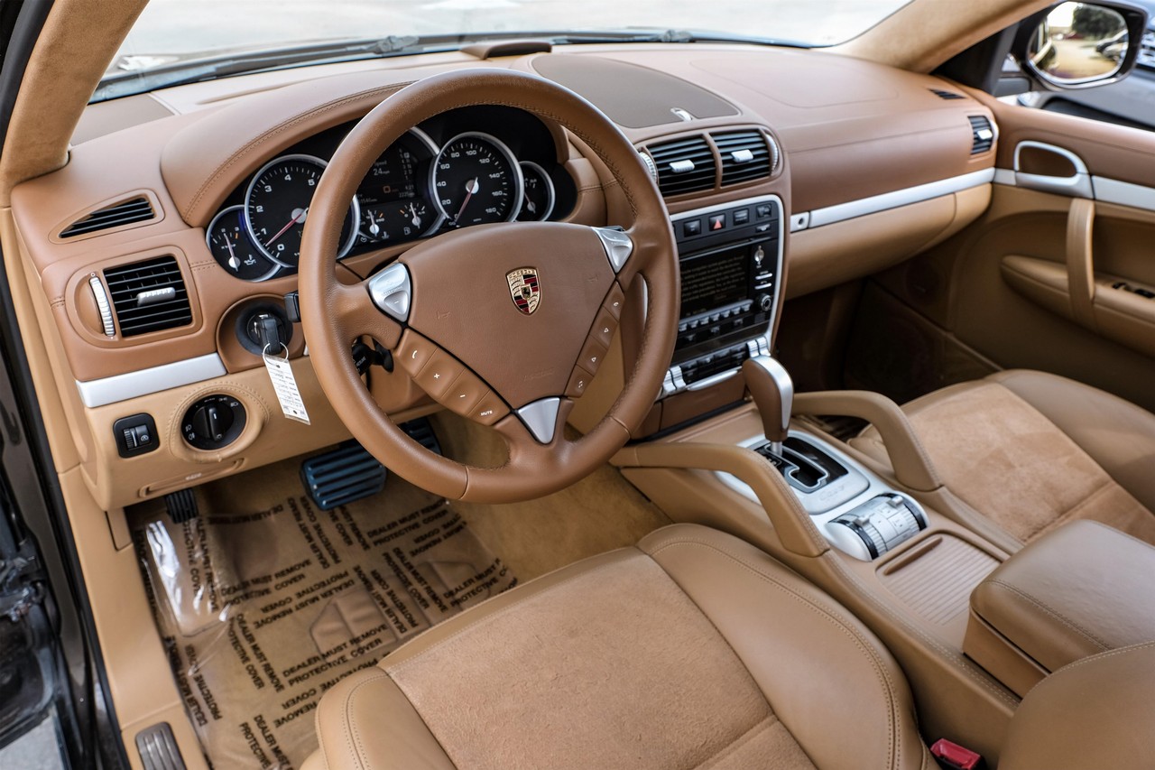 Porsche Cayenne Vehicle Main Gallery Image 03