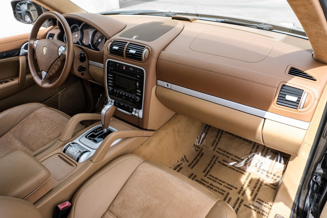 Porsche Cayenne Vehicle Main Gallery Image 13