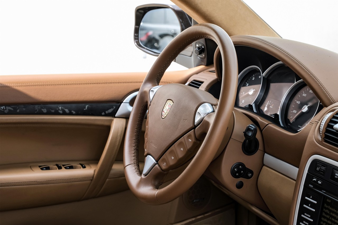 Porsche Cayenne Vehicle Main Gallery Image 14
