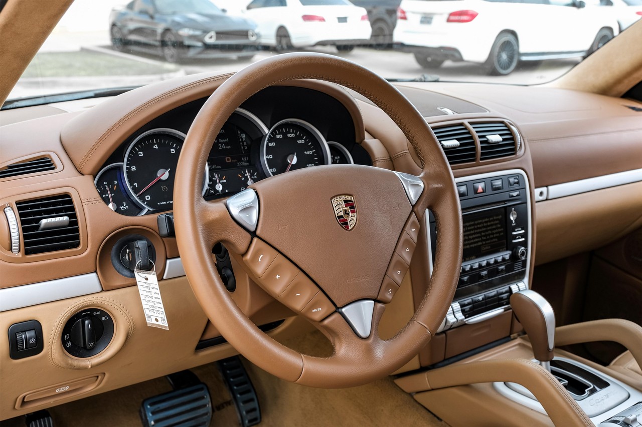 Porsche Cayenne Vehicle Main Gallery Image 16