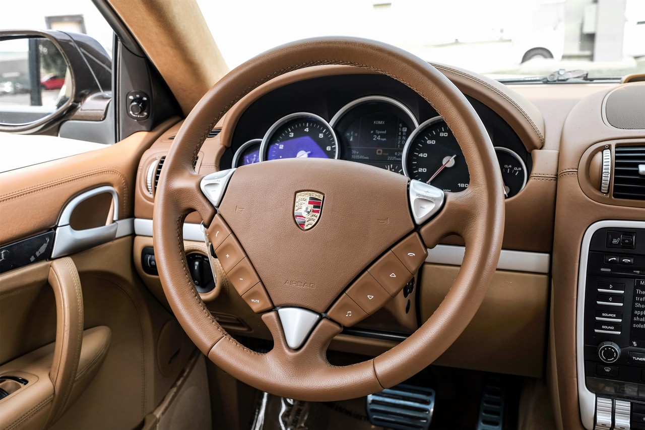 Porsche Cayenne Vehicle Main Gallery Image 17
