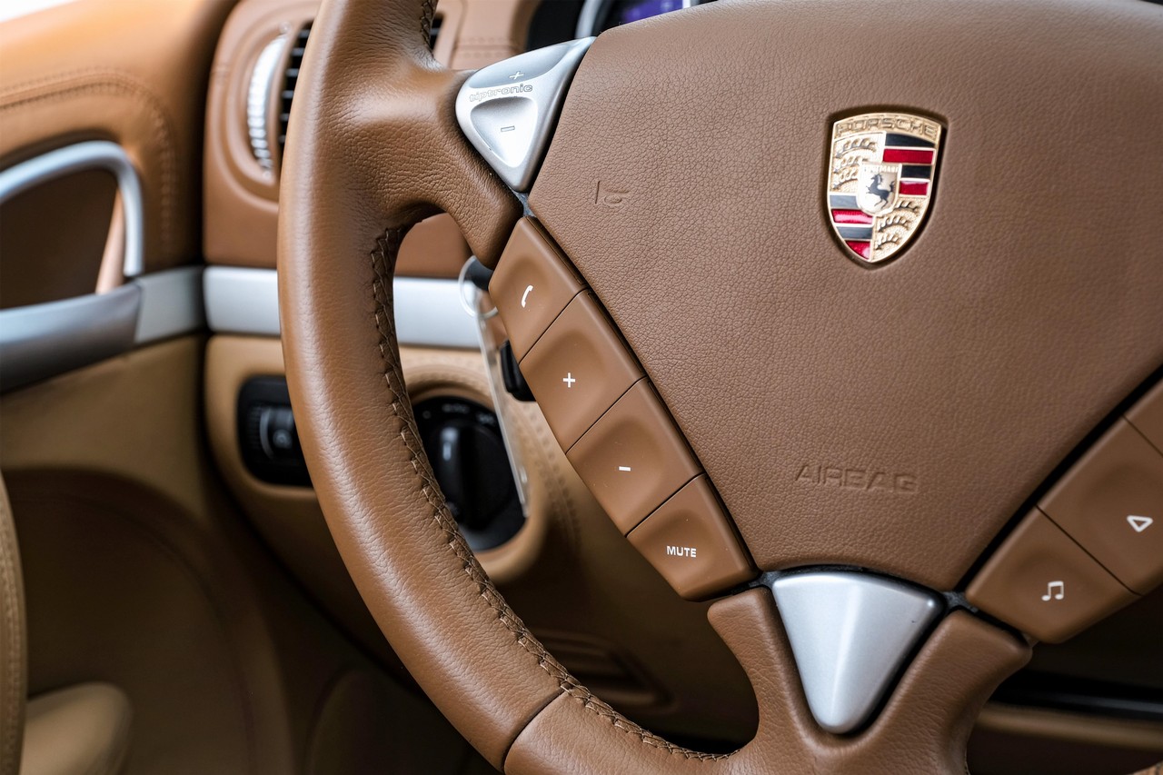 Porsche Cayenne Vehicle Main Gallery Image 18