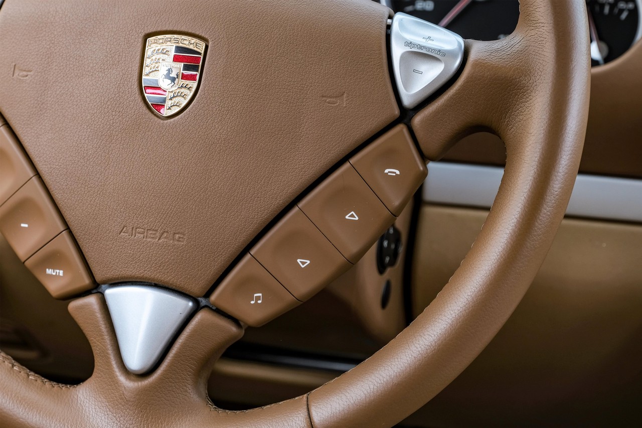 Porsche Cayenne Vehicle Main Gallery Image 19