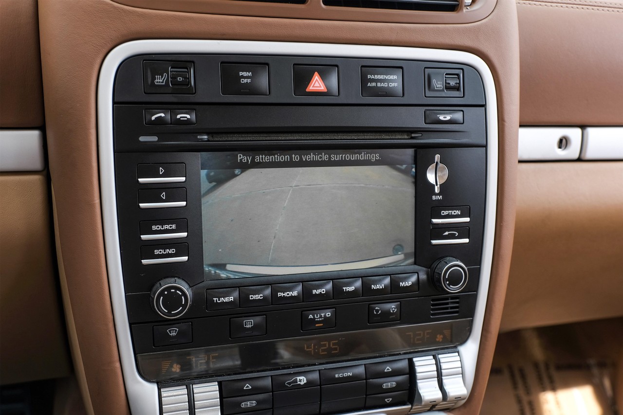 Porsche Cayenne Vehicle Main Gallery Image 24