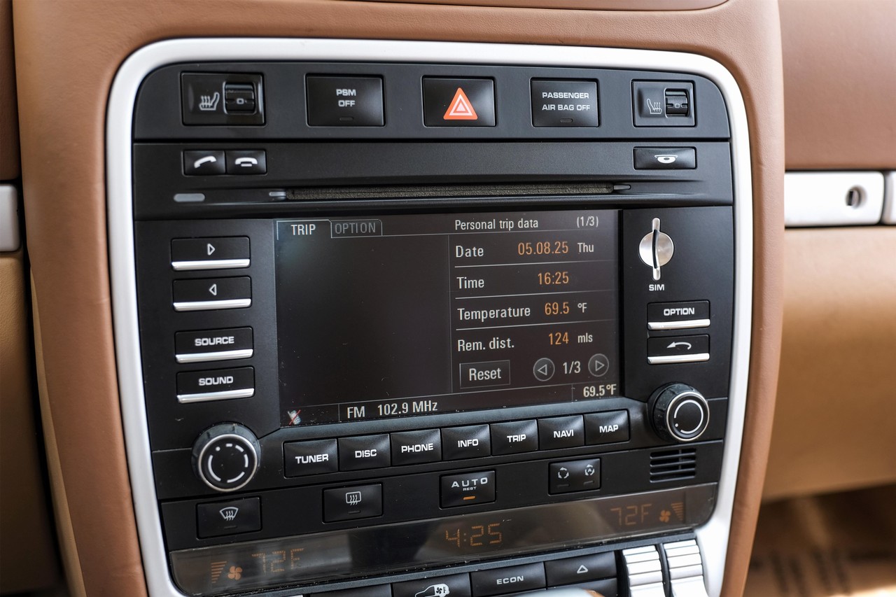 Porsche Cayenne Vehicle Main Gallery Image 30