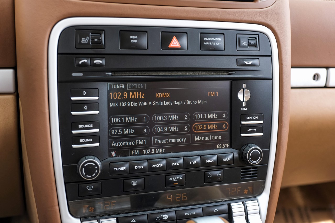 Porsche Cayenne Vehicle Main Gallery Image 32