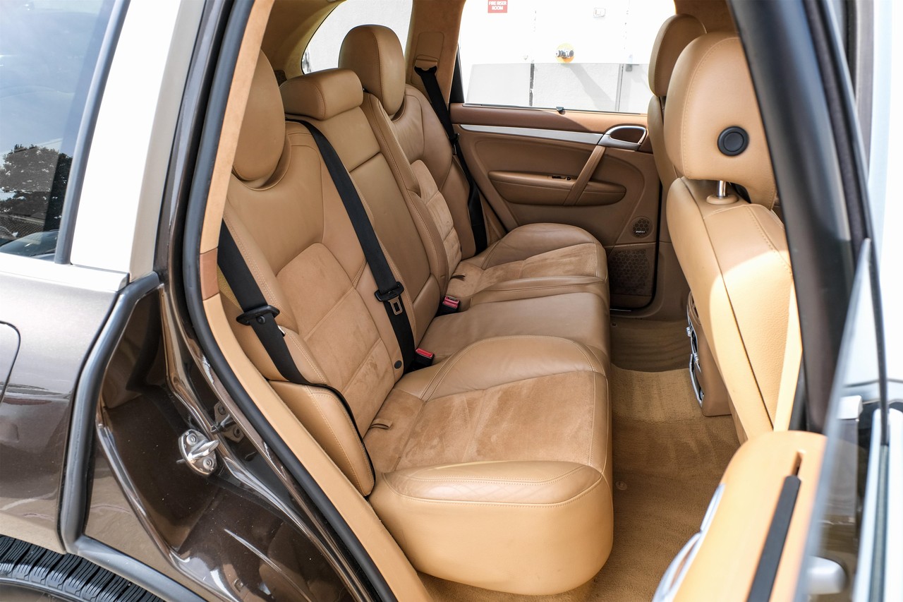 Porsche Cayenne Vehicle Main Gallery Image 37