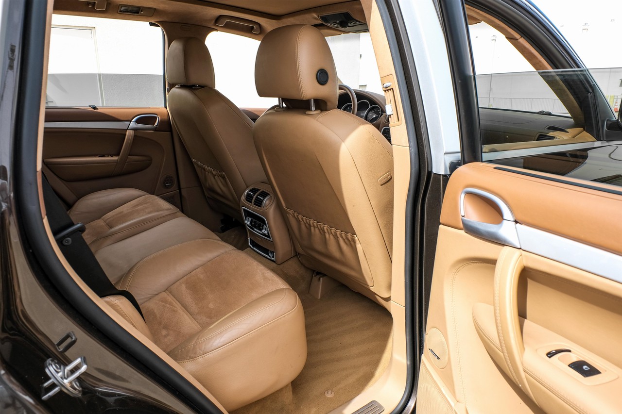 Porsche Cayenne Vehicle Main Gallery Image 38