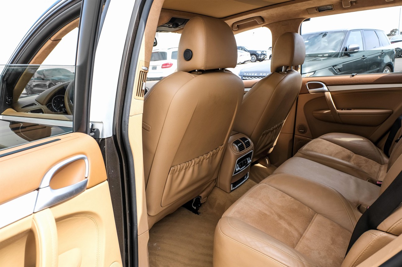 Porsche Cayenne Vehicle Main Gallery Image 40