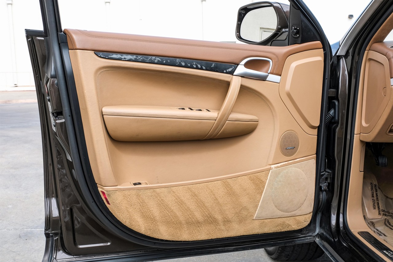 Porsche Cayenne Vehicle Main Gallery Image 44