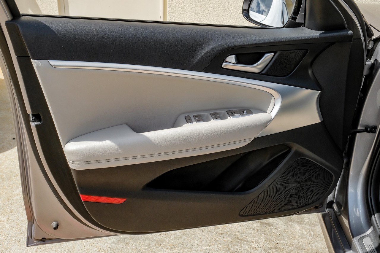 Genesis G70 Vehicle Main Gallery Image 45