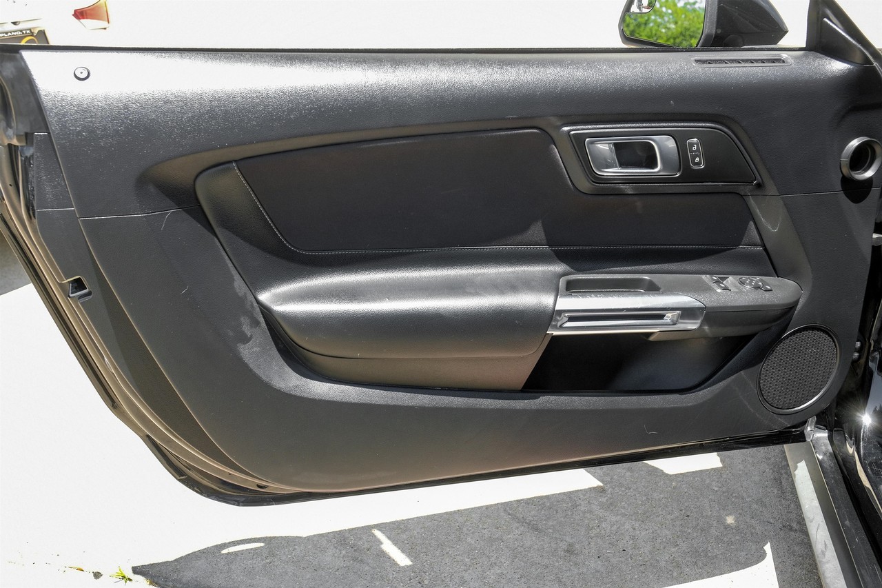 Ford Mustang Vehicle Main Gallery Image 30