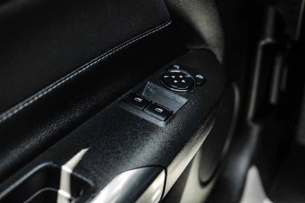 Ford Mustang Vehicle Main Gallery Image 31
