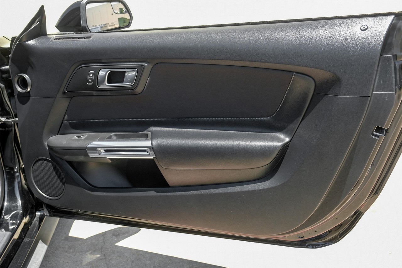 Ford Mustang Vehicle Main Gallery Image 32