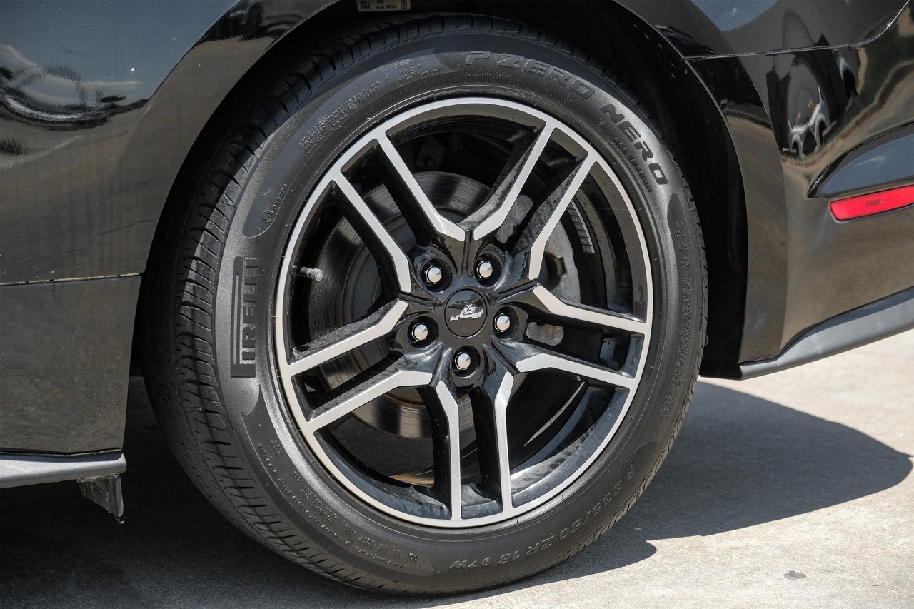 Ford Mustang Vehicle Main Gallery Image 40