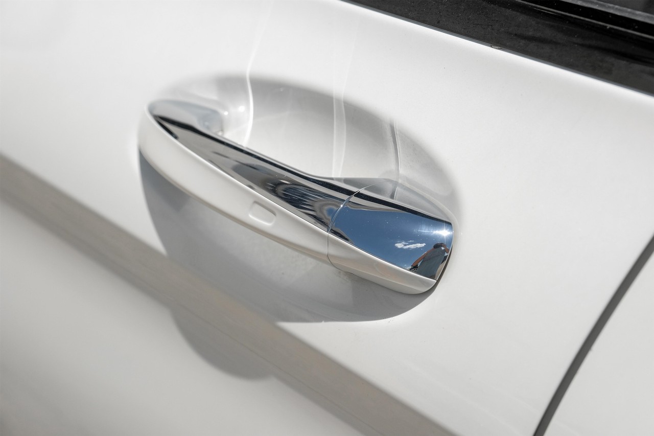 Mercedes-Benz GLC Vehicle Main Gallery Image 32
