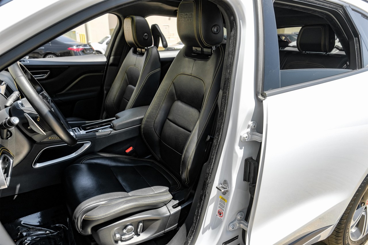 Jaguar F-Pace Vehicle Main Gallery Image 04