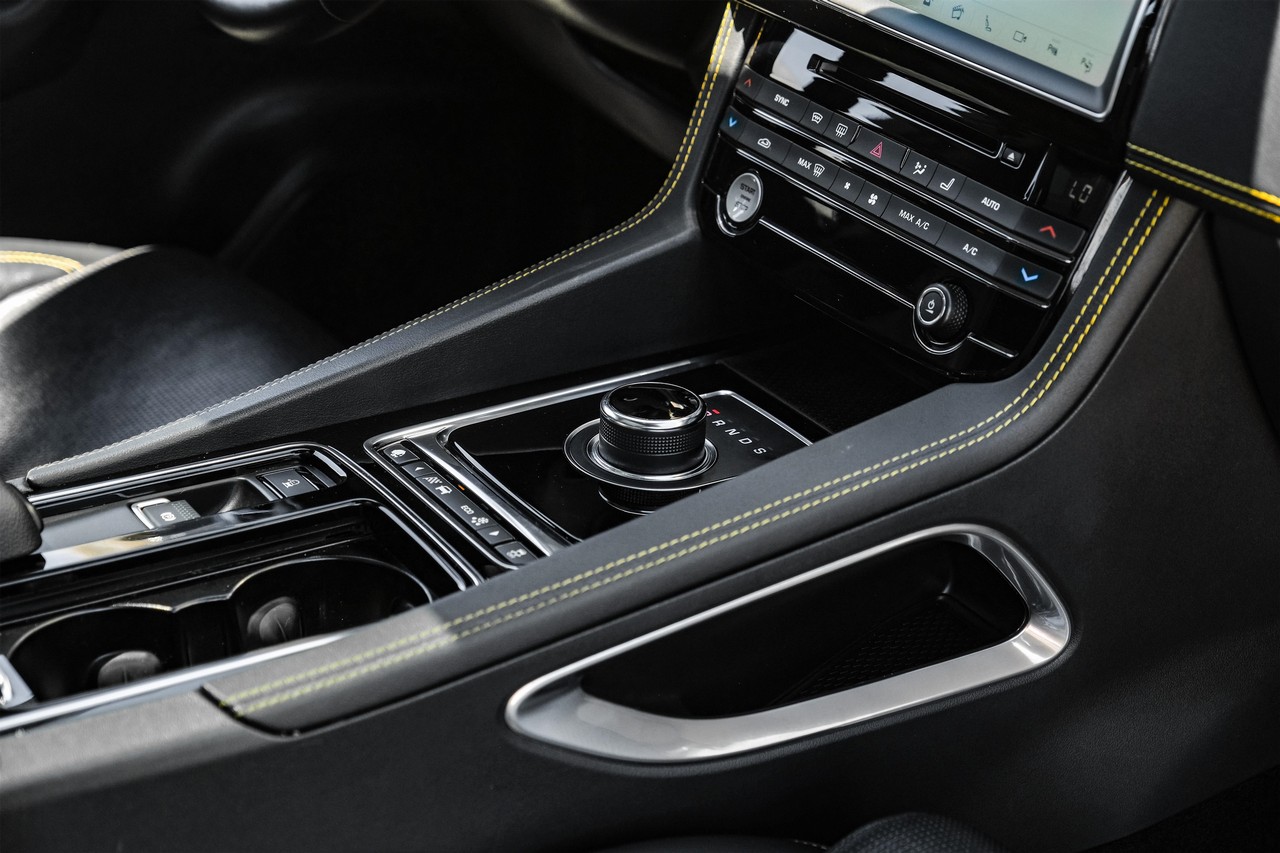 Jaguar F-Pace Vehicle Main Gallery Image 24