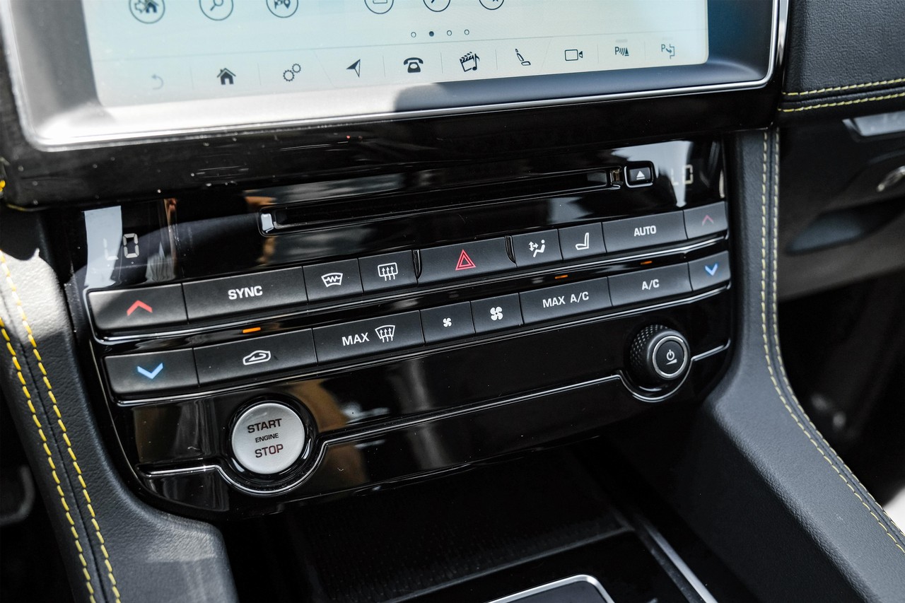 Jaguar F-Pace Vehicle Main Gallery Image 26