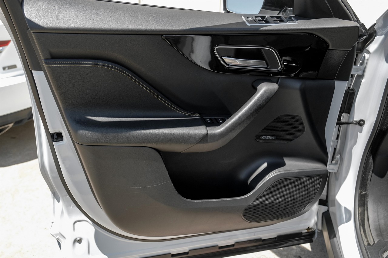 Jaguar F-Pace Vehicle Main Gallery Image 38