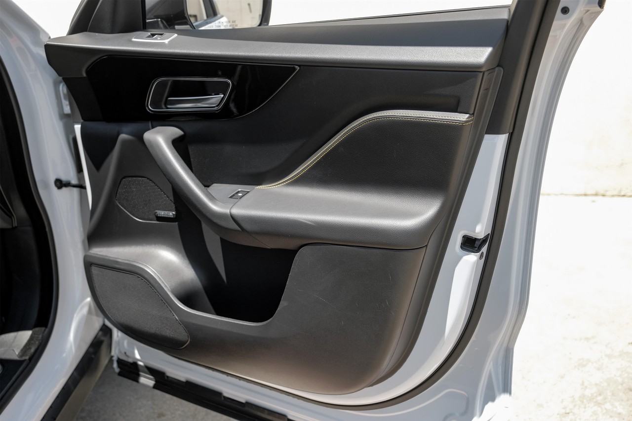 Jaguar F-Pace Vehicle Main Gallery Image 41