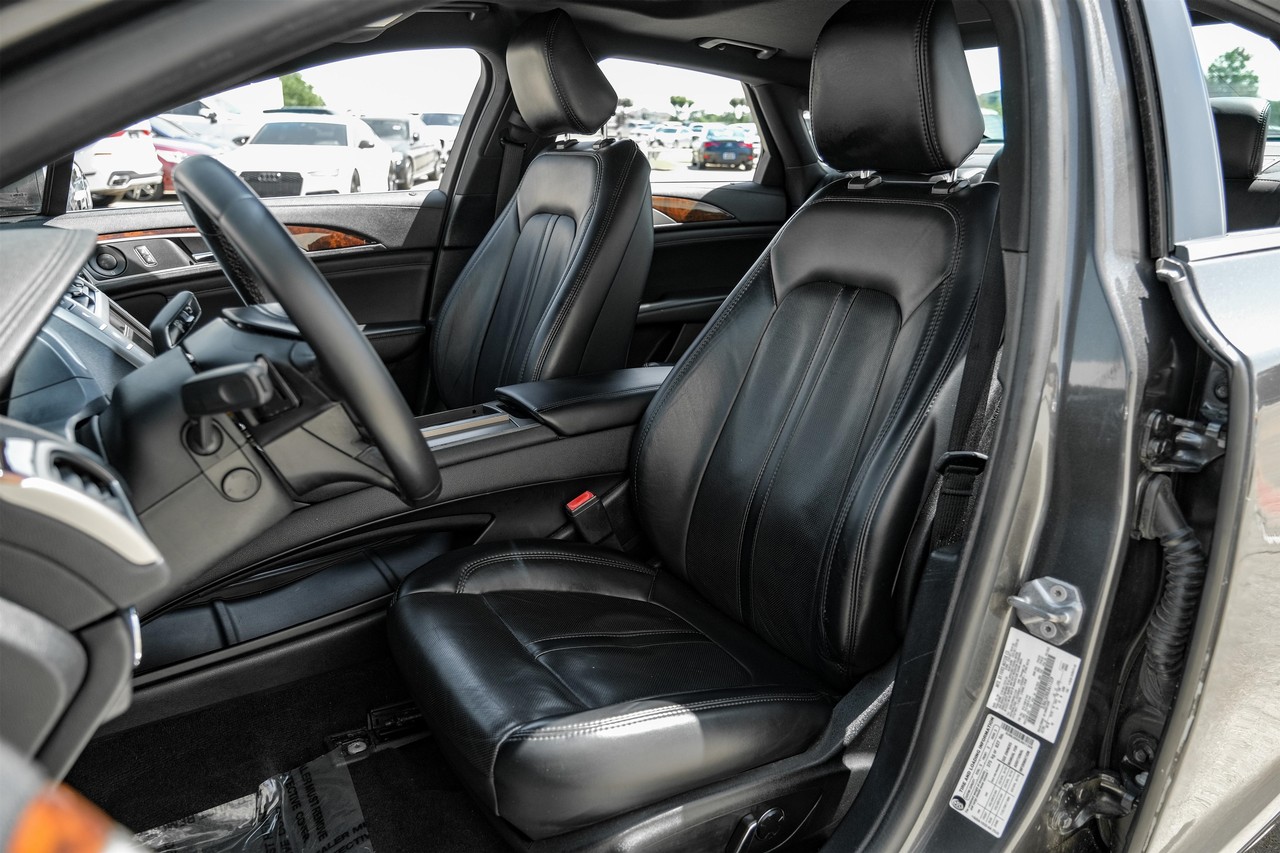 Lincoln MKZ Vehicle Main Gallery Image 04