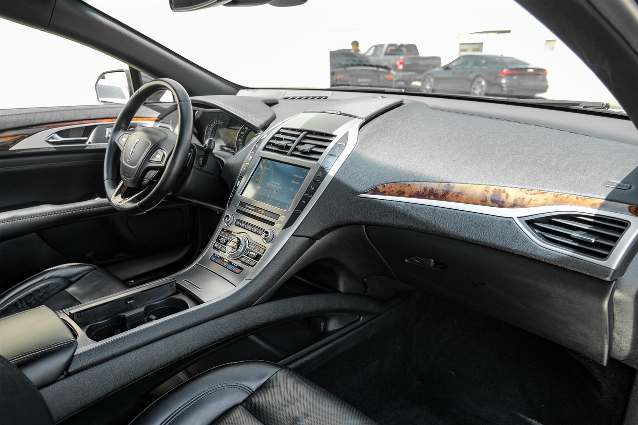 Lincoln MKZ Vehicle Main Gallery Image 12