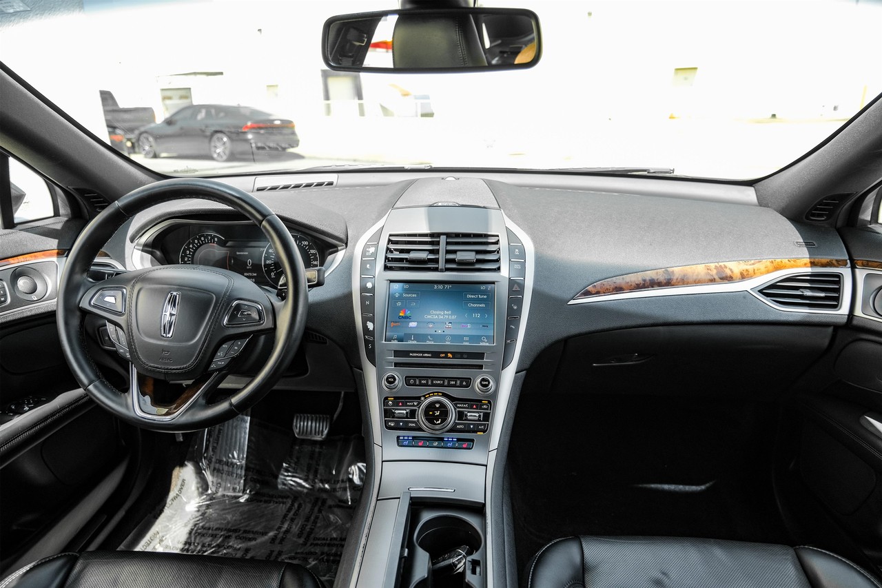 Lincoln MKZ Vehicle Main Gallery Image 13
