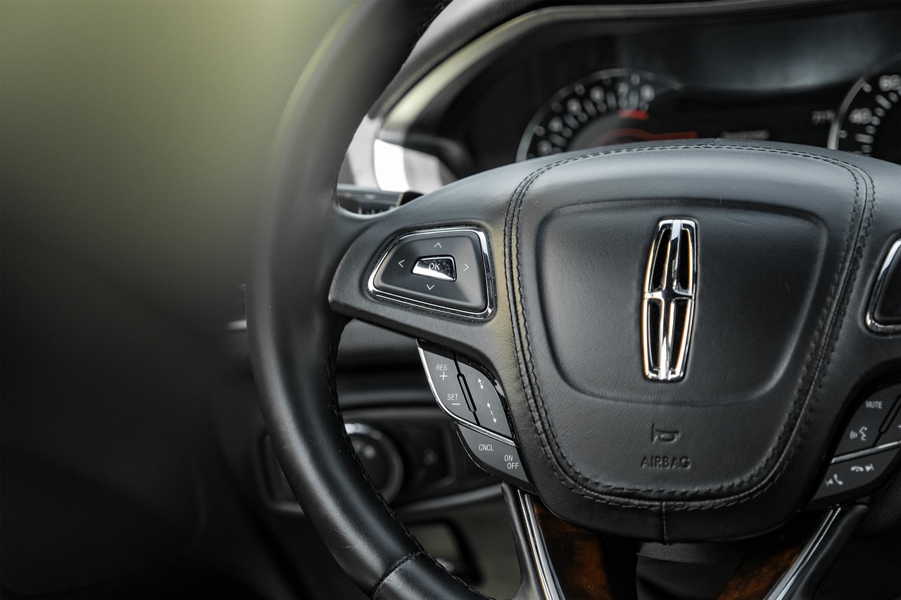 Lincoln MKZ Vehicle Main Gallery Image 16