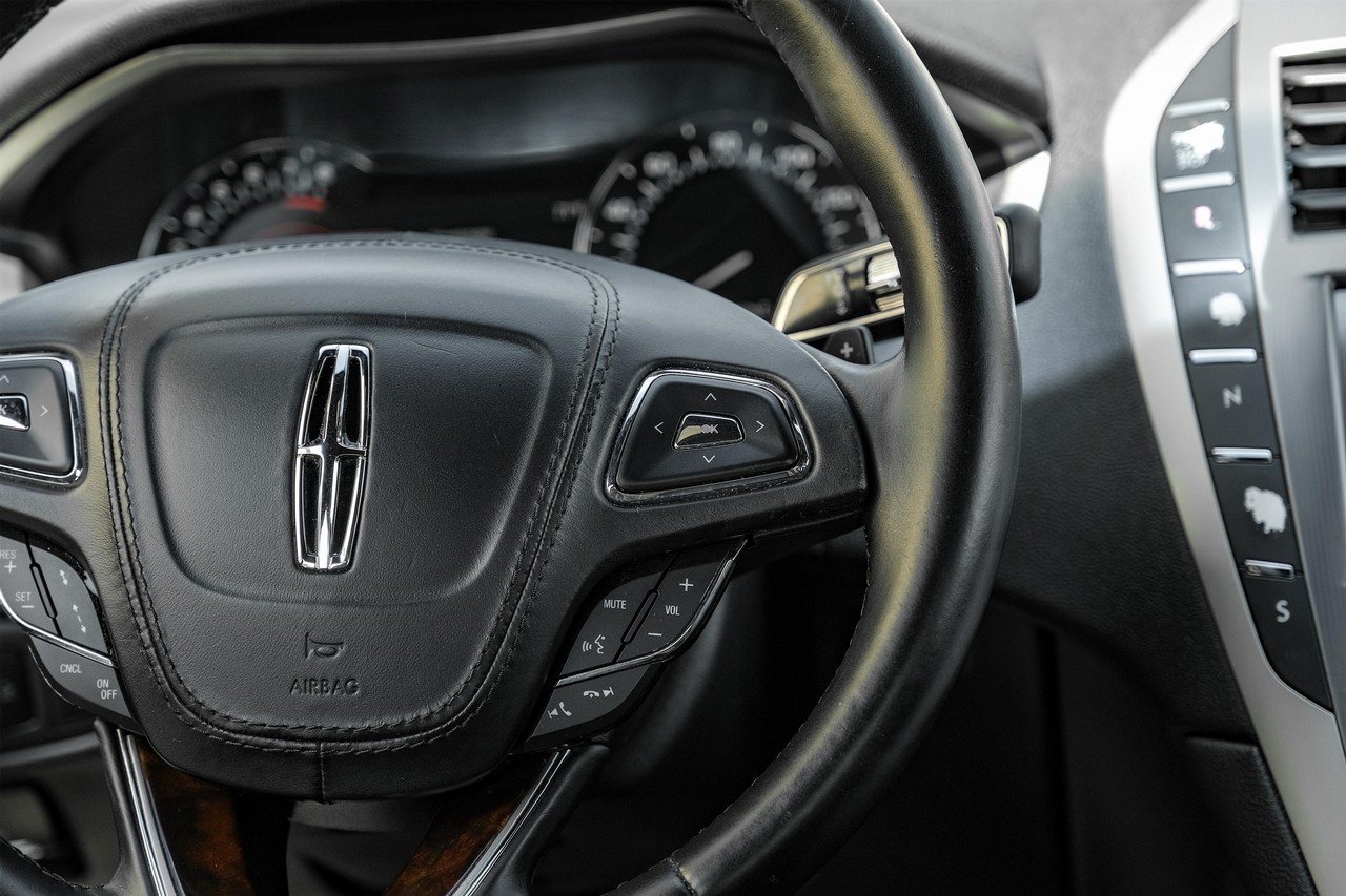 Lincoln MKZ Vehicle Main Gallery Image 17