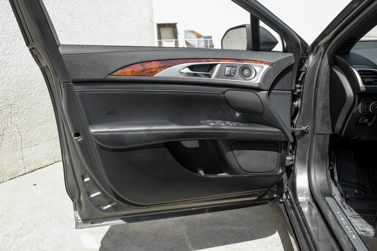 Lincoln MKZ Vehicle Main Gallery Image 36