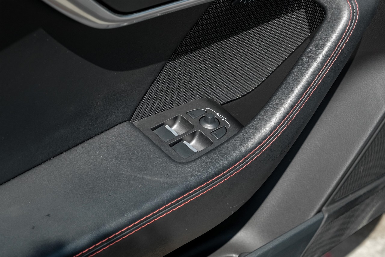 Jaguar F-Type Vehicle Main Gallery Image 32