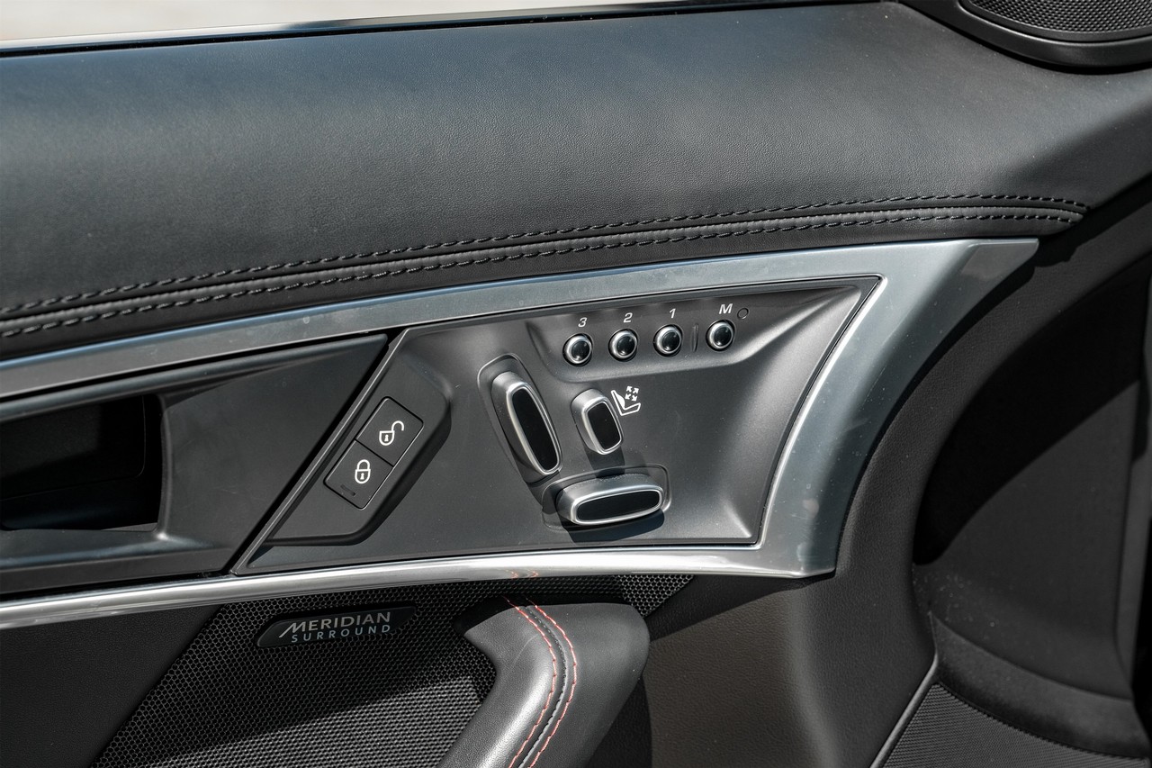 Jaguar F-Type Vehicle Main Gallery Image 33