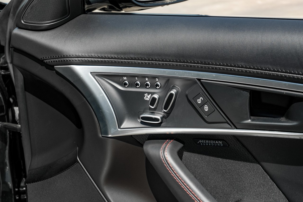 Jaguar F-Type Vehicle Main Gallery Image 34