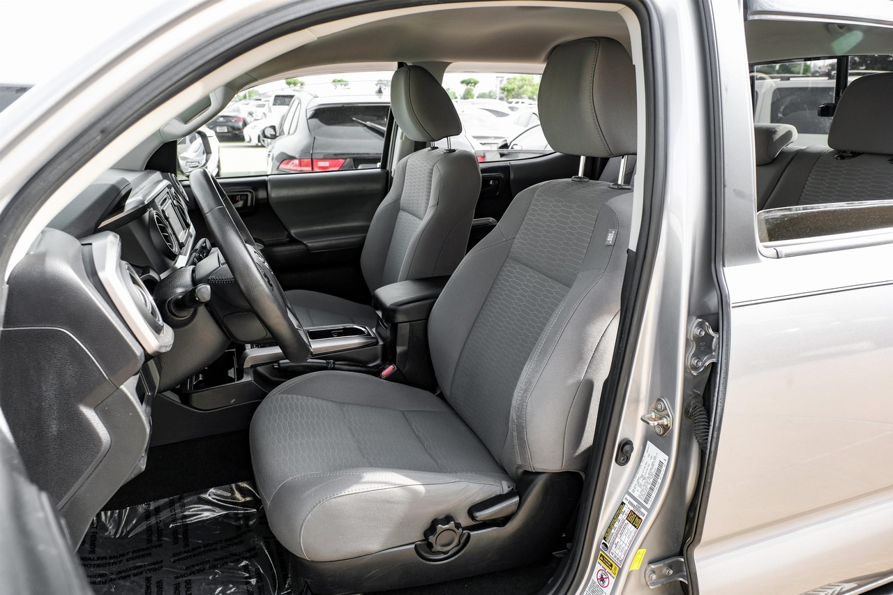 Toyota Tacoma Vehicle Main Gallery Image 04