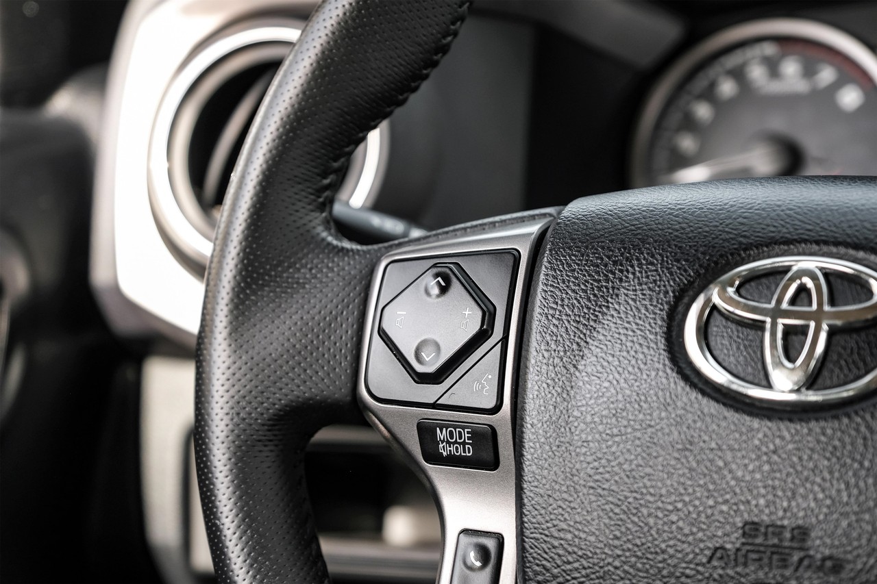 Toyota Tacoma Vehicle Main Gallery Image 16