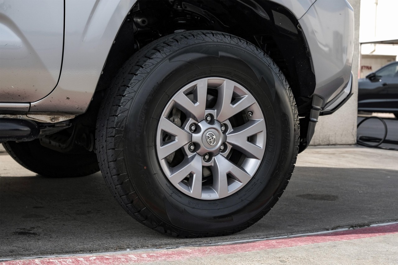 Toyota Tacoma Vehicle Main Gallery Image 44