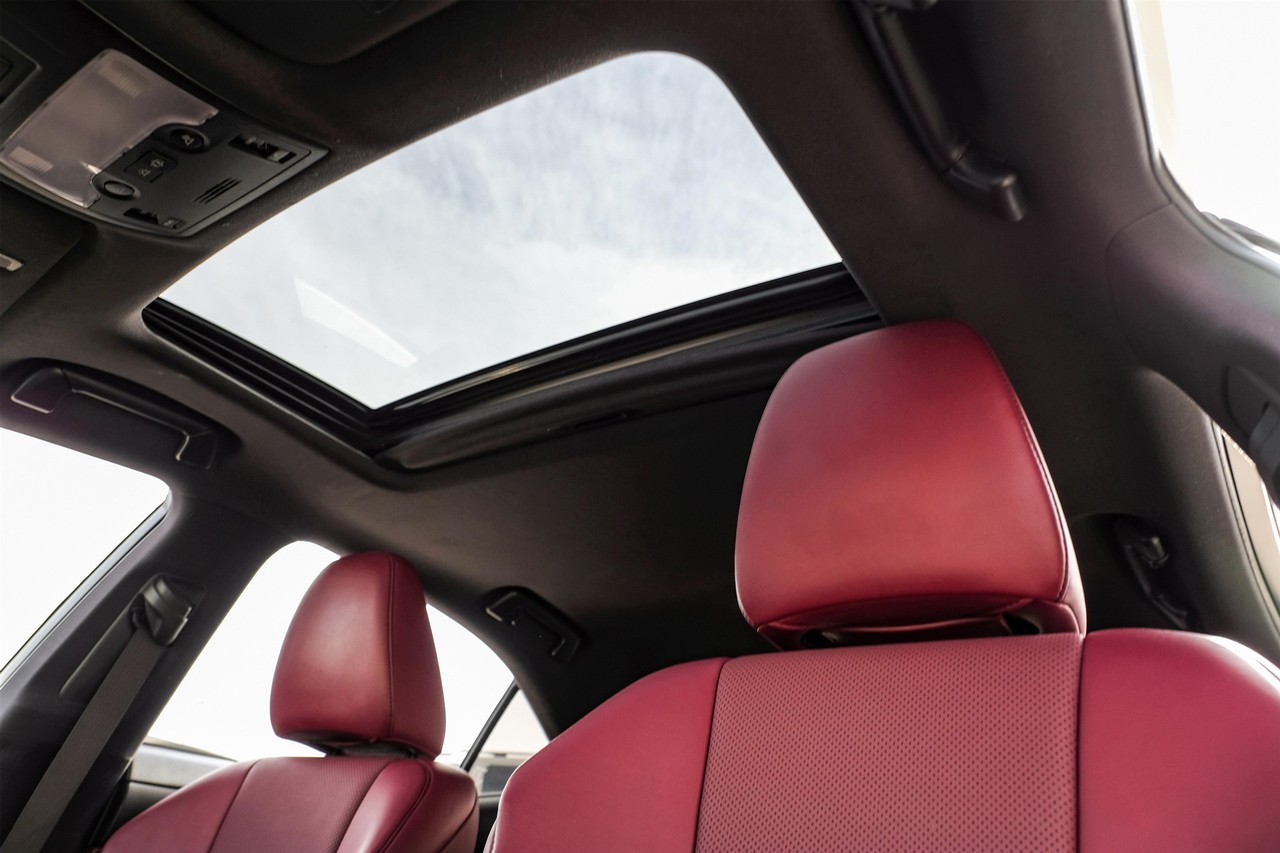 Lexus IS Vehicle Main Gallery Image 04