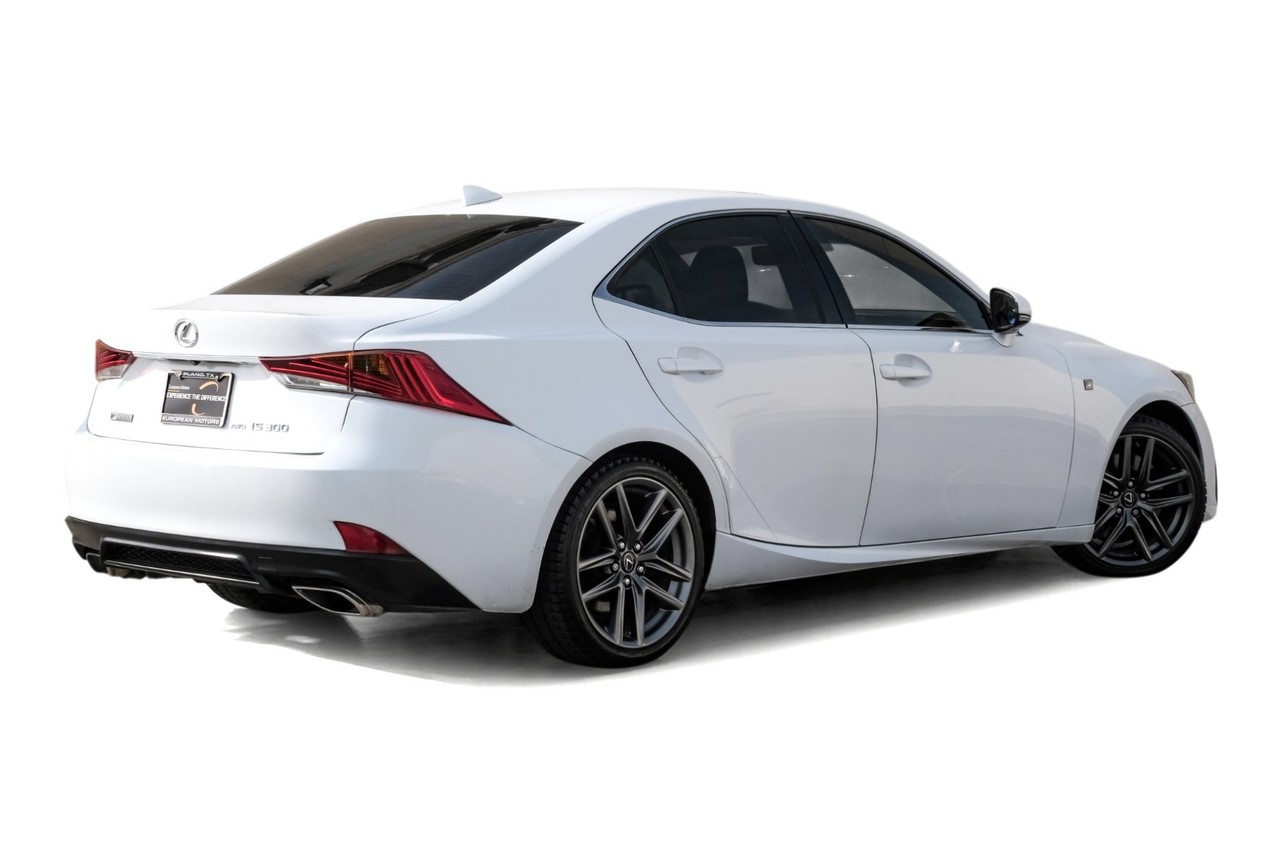 Lexus IS Vehicle Main Gallery Image 08