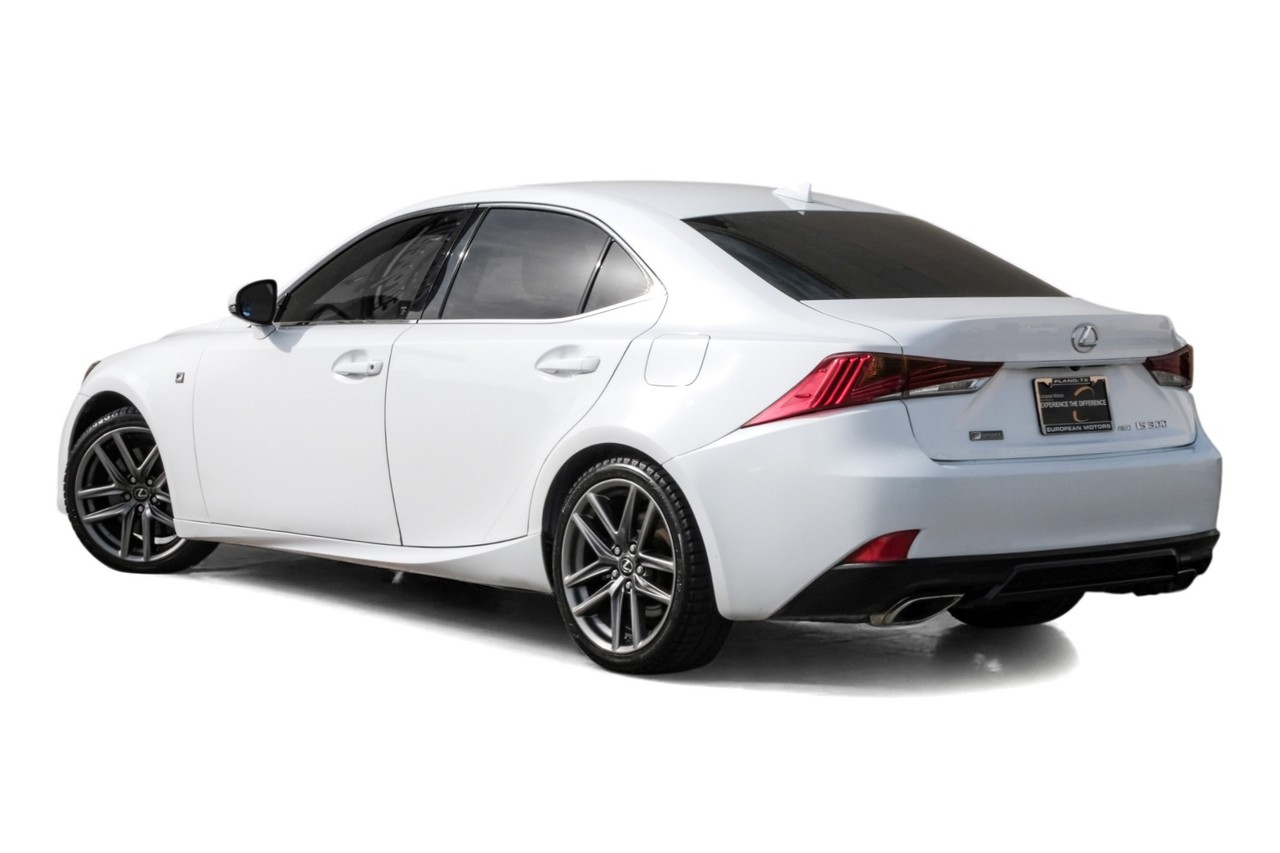 Lexus IS Vehicle Main Gallery Image 10
