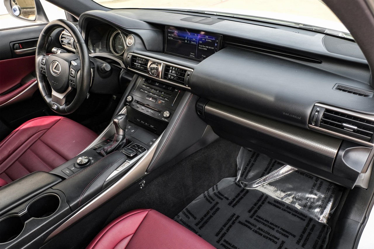 Lexus IS Vehicle Main Gallery Image 12